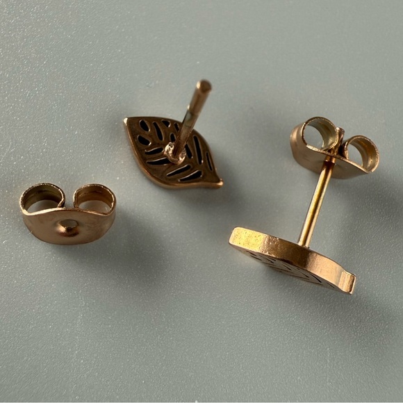Delicate Rose Gold Leaf Studs - Hypoallergenic Small Studs for Everyday Elegance - Picture 6 of 6